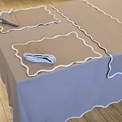 Katoenen tafelkleed - Yrsa (donkerbeige)