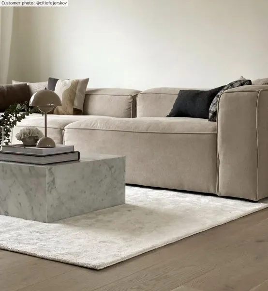 Hoe leg je een vloerkleed bij de bank?