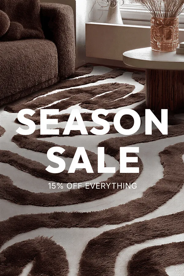 Elegante, zachte hoogpolige vloerkleed in warme herfsttinten die de woonkamer een uitnodigende en stijlvolle uitstraling geeft.