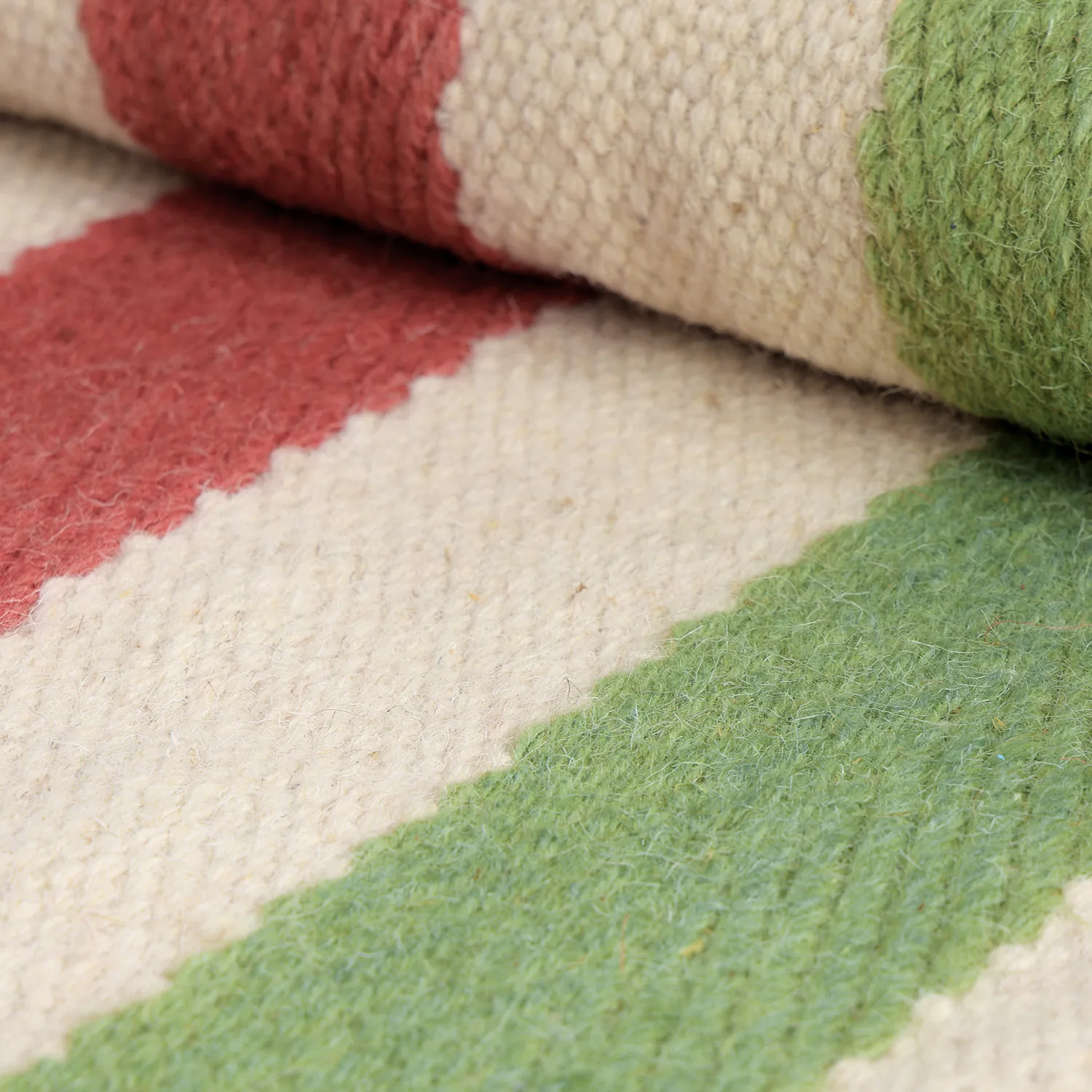 Onregelmatig wollen tapijt - Kystaro (crème/groen/rood)