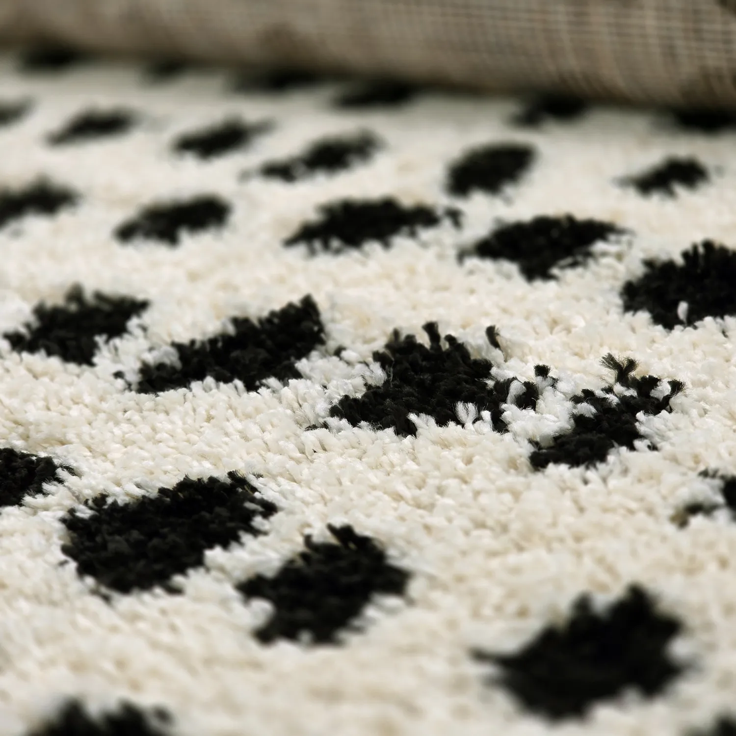 Hoogpolig vloerkleed - Dotty (zwart/wit)